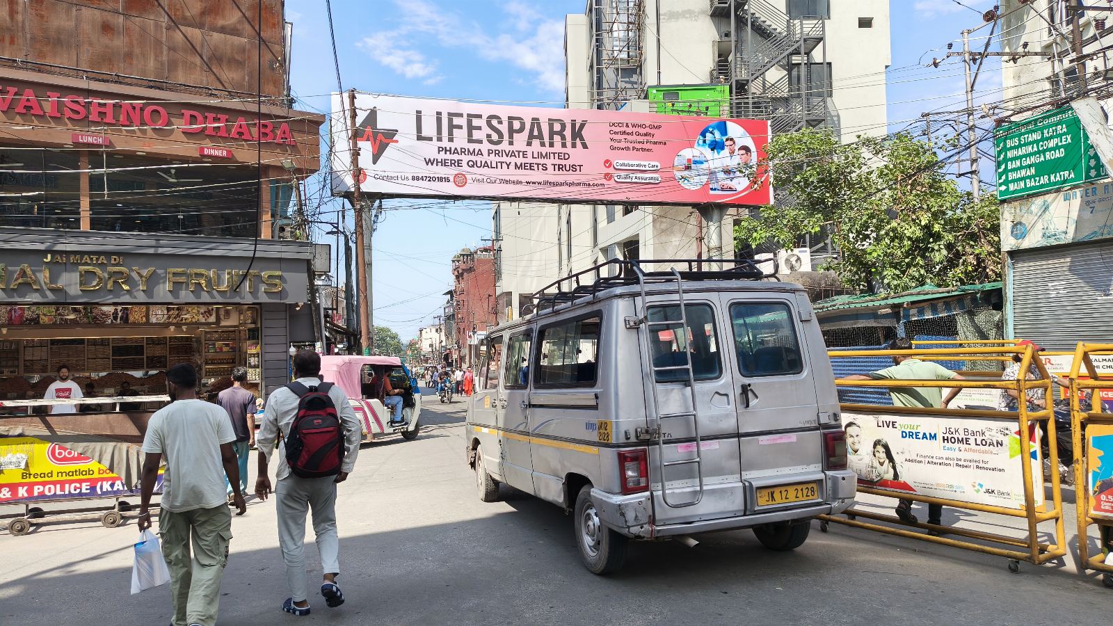 Katra Near Bhumika Temple Towards Helipad Ticket Counter — Gantry in Katra