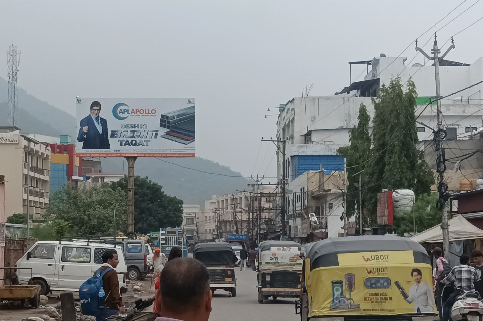 Near Fountain Chowk Way To Maa Vaishno Devi Darbar — Gantry in Katra